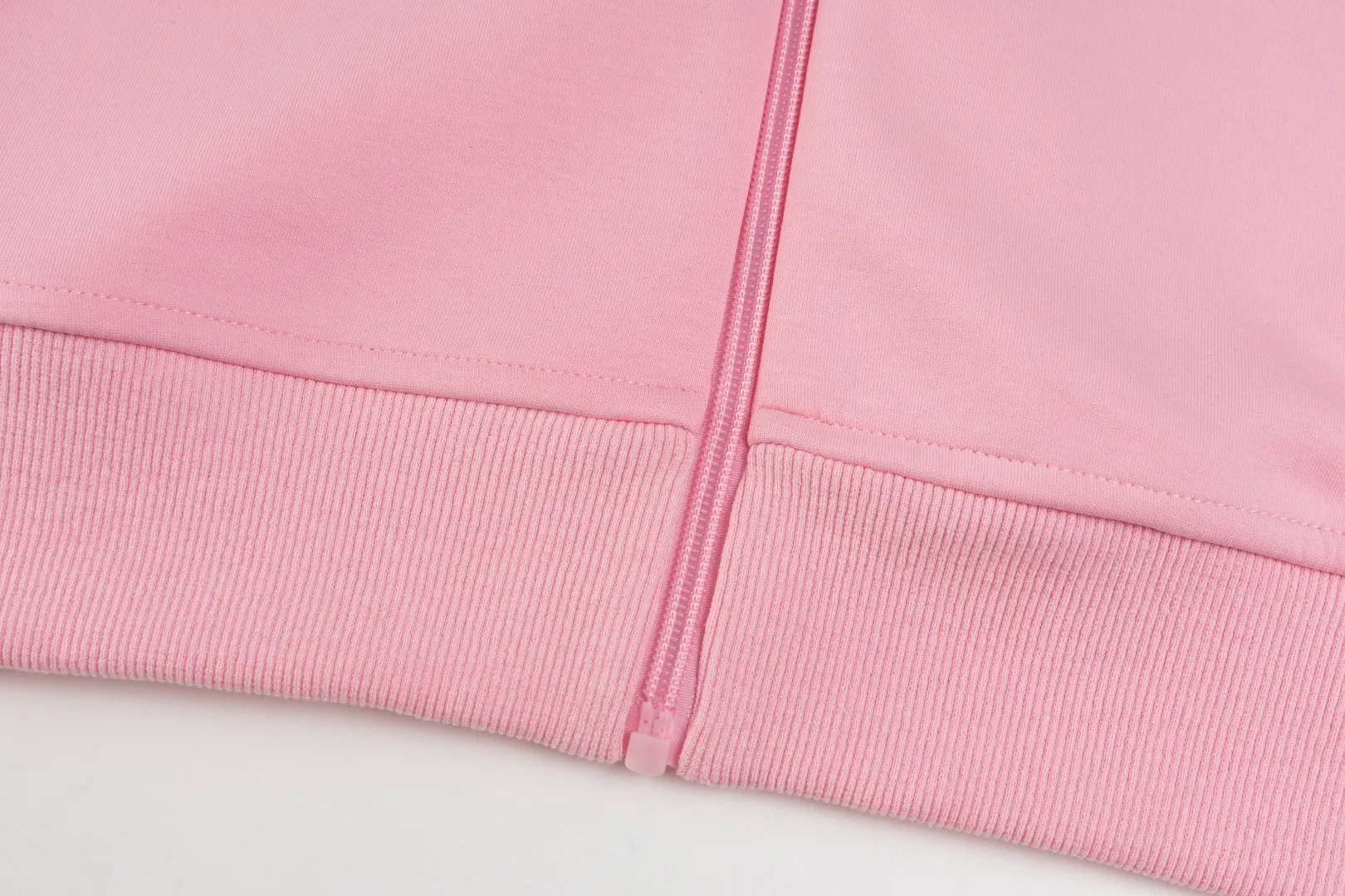 P236 #R95 Ralph Lauren/Ralph Lauren Twelve Color Pony🐎 Embroidered zipper cardigan jacket hooded sweatshirt This hooded sweatshirt is decorated with a simple style that represents Ralph Lauren. It is paired with a pony embroidery pattern, which is three-dimensional and full! The solid color fabric paired with exquisite embroidery instantly sets it off! Hooded sports design, loose and casual fit! The overall texture is very strong! Through the pictures, we can feel the thickness and texture of custom-woven and dyed threads. The workmanship is exquisite. They are shipped from major foreign trade factories. They are all made by masters with many years of experience. Everything is of high standards and requirements! Simple and versatile style ~ super delicate and soft, close to the body without being tied, all fabrics and accessories are original custom-made and of high quality! Perfectly reflects the brand’s sense of superiority! Standard cut, comfortable stretch, unrestricted movement! Highly practical, high-end and classy! Versatile style ~ can be paired with jeans or jogging pants. Ideal for transitioning from your morning commute to weekend events!  Color: Black with red label Black with white label Khaki Navy blue with red label Navy blue with white label White Light gray Dark gray Burgundy Army green Light blue Pink Size: S M L